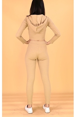 模拍小渔黄裤套装露肚脐[375M/MP4]