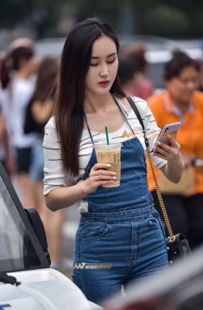 连体高腰紧牛美女