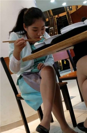 4K-餐厅吃饭的极品丝袜美腿天生丽质美女