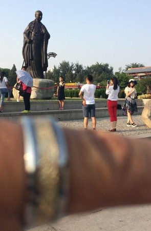 街拍大赛第三季—-紧身五分红裤