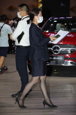 【街拍心灵】奔驰销shou黑丝街拍高跟制服