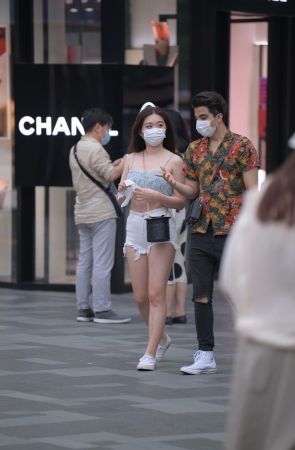 白色牛仔热裤美女