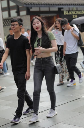 奶茶紧身牛仔妹