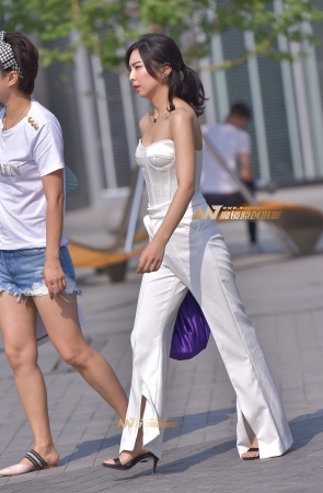 时尚抹胸白裤气质女