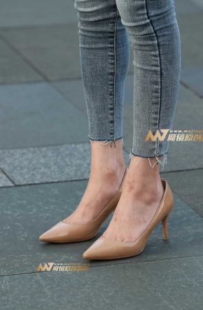 面容娇媚 身材苗条