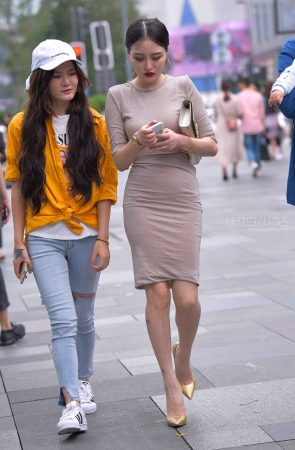 性感的金色高跟鞋女郎