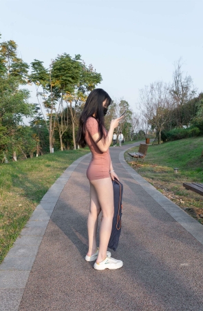 加菲mao街拍作品 粉色瑜伽短裤