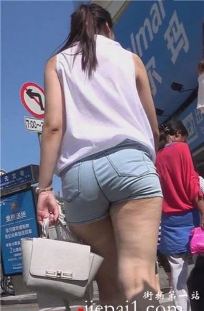 街拍高腰牛仔热裤苹果臀美眉 [661 MB]