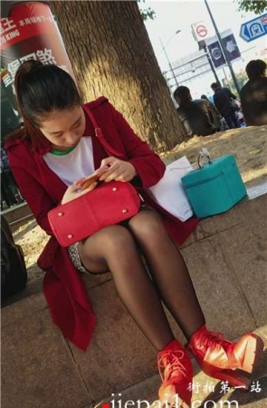 4k-花坛边玩手机的极品黑丝美足美女，红衣红鞋艳丽无比。
