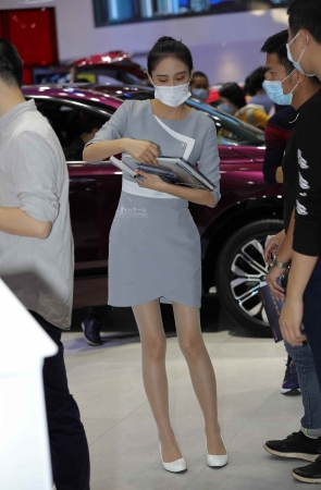 车展礼仪肉 丝高 跟在认真工作