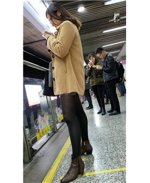 4k-地铁站街拍黑丝长腿毛呢外套美女姐姐