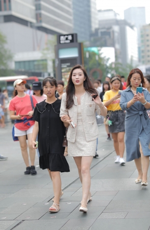 会捂嘴笑的女生都比较羞涩