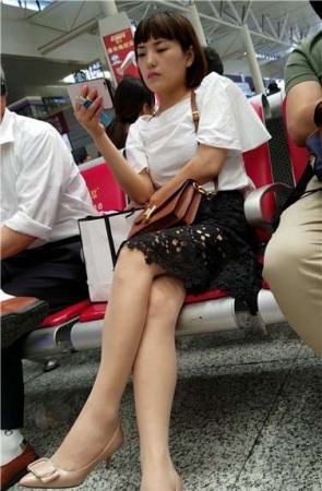 4k超清，候车室内的极品高跟鞋长腿少妇