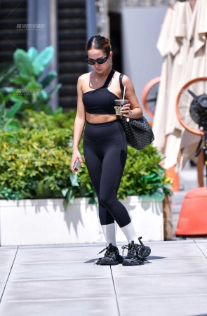 抹胸瑜伽紧身裤美女