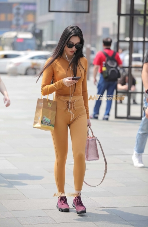 紧身装裹出迷人性感的身材