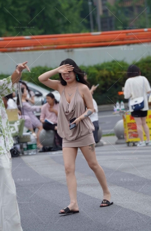 街拍短裙拖鞋美眉 [19P]