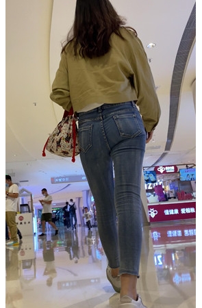 紧身牛仔裤美女