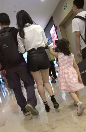 白衬衫黑裤白皙美腿性感少妇