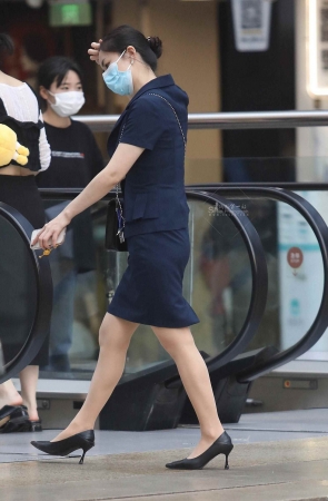 肉丝街拍高跟OL