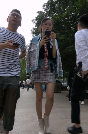 苗条高挑眼镜妹