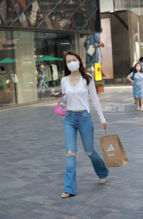 街拍破洞牛仔裤小仙女~~