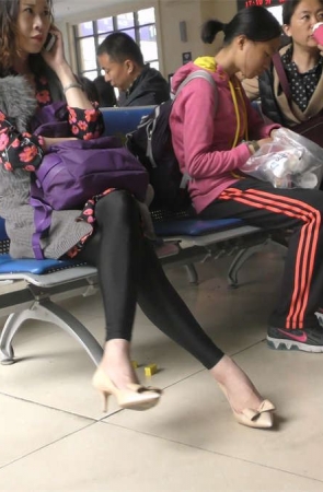 浓妆淡抹的美丽女人扭动一双极品美腿