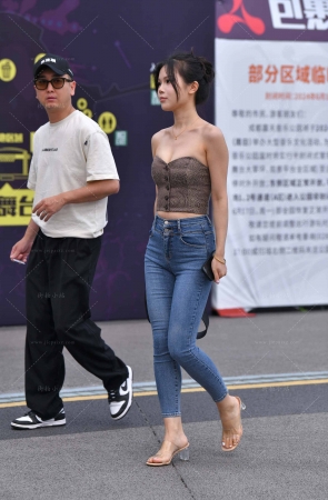 另一位摄影师拍的紧身牛仔时尚美女