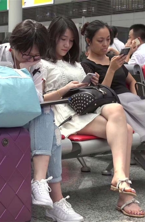 清纯优雅的女人，可能从来没想到打瞌睡的样子会被人拍下