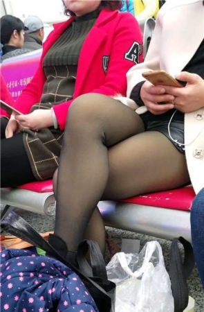 4K – 候车室的极品黑丝美腿少妇