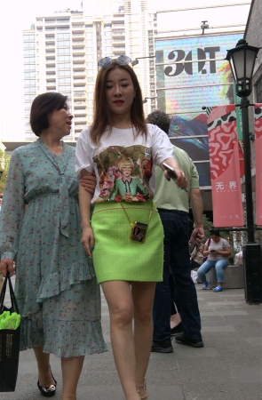 陪母亲逛街的绿色裙小姐姐