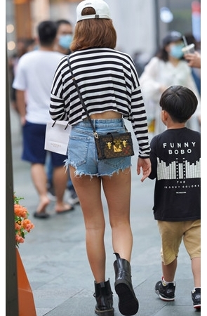 热裤妹子(39P)[419M/JPG]