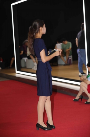 【街拍心灵】车展礼仪小姐姐肉丝街拍美腿制服