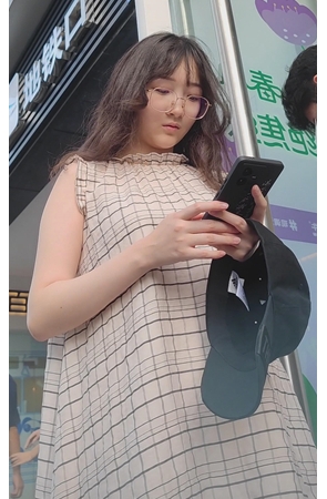 连衣裙妹子