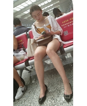 4k超清，候车室街拍白皙大长腿美女姐姐