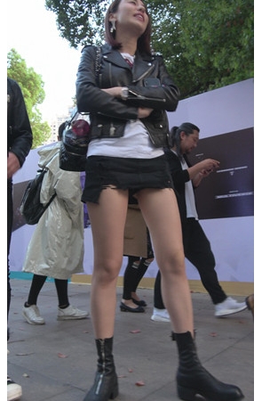 黑色牛仔短裙美女