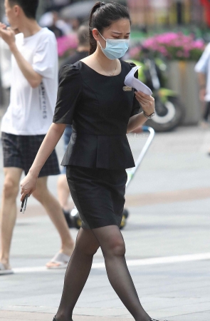 诱惑黑丝街拍OL