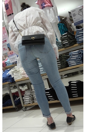 买裤子的牛仔裤美女