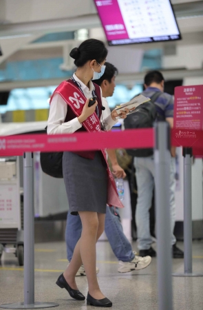 【街拍心灵】机场地勤小姐姐灰丝街拍美腿