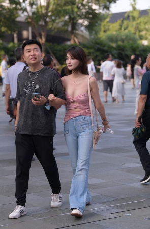 性感抹胸紧牛美女