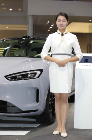 【街拍心灵】车展礼仪肉丝街拍高跟美腿