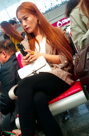 高铁站金色长发黑色紧身裤美腿玉足漂亮女神