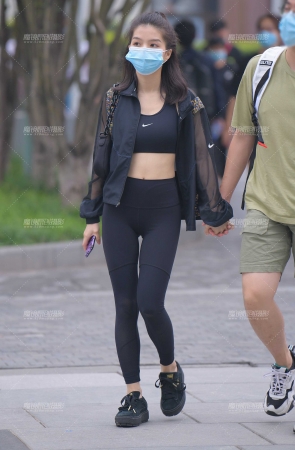 黑色瑜伽裤美女