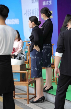 【街拍心灵】售楼处街拍肉丝高跟制服小姐姐