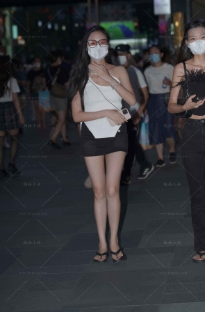 街拍人字拖美腿小姐姐