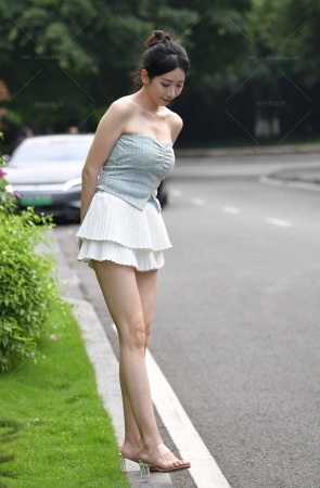 2466-13=96√抹胸美腿美女【套图➕视频】 14P