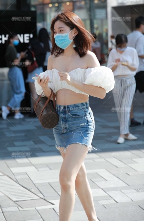 牛仔包臀裙美眉