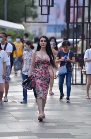 波涛汹涌的长裙美女 【套图+视频】