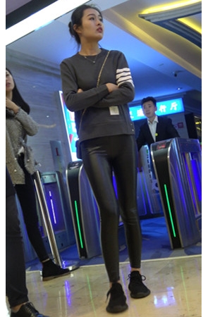 漂亮的长腿皮裤美女