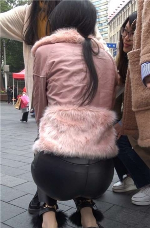 4K 粉色外套街拍皮裤眼镜妹 2 [1.35 GB]