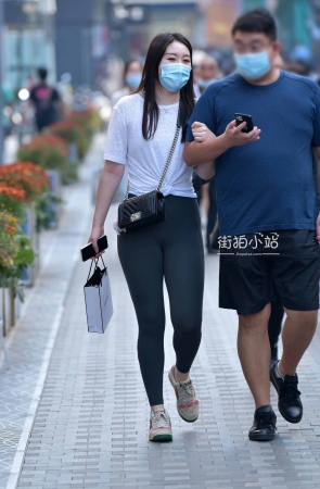 街拍紧身瑜伽裤女友